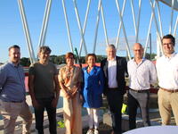 Groepsfoto vlnr: Timothy Kurvers, projectingenieur De Vlaamse Waterweg nv / Stefan Sablon, projectleider De Vlaamse Waterweg nv / Krista Maes, operationeel directeur De Vlaamse Waterweg nv / Lydia Peeters, Vlaams minister van Mobiliteit en Openbare Werken / Koen Anciaux, voorzitter raad van bestuur De Vlaamse Waterweg nv /  Bart Heylen, projectdirecteur Artes Group / Frederiek De Preetere, hoofd projecten Aelterman bvba.