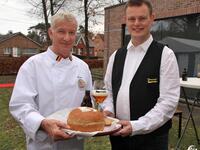 Bakkerij Sus Mens : 135 jaar vakmanschap - opendeurdag op 18 mei -- foto samen met brouwer Jorge Leysen - foto Johan Temmerman