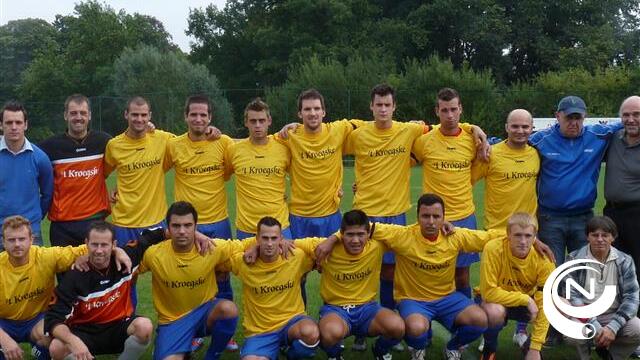 Serene minuut stilte bij aanvang van SKS Herentals - Heultje (2) - extra foto's