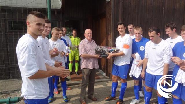 Spelers SKS Herentals bedanken ex-voorzitter Jan Van Eccelpoel 