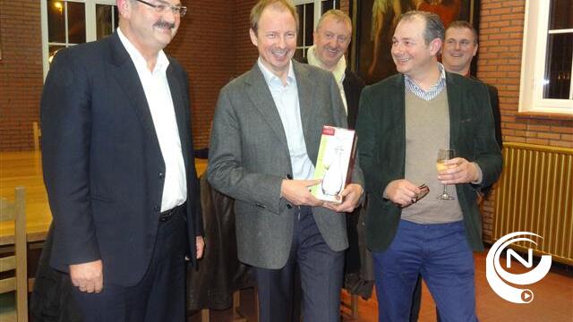 Gemeentebestuur zet Manu Lemeur (Zwart op Wit) in de bloemen 