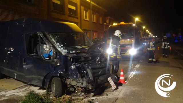 Bestelwagen ramt 3 wagens en gevel woning op Nijlensesteenweg