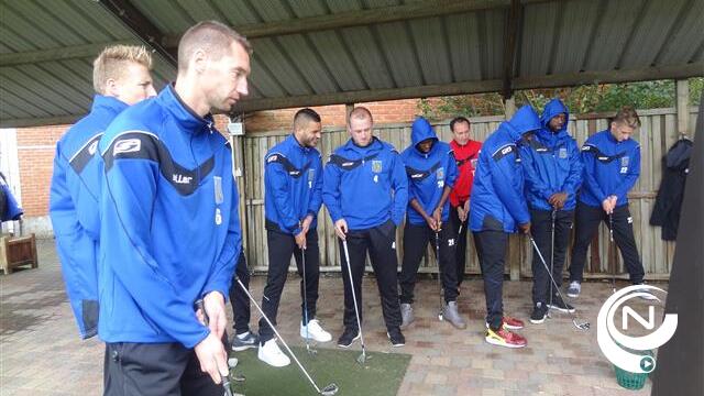 Spelers KVC Westerlo vervangen grote voetbal door klein golfballetje tijdens teambuilding 