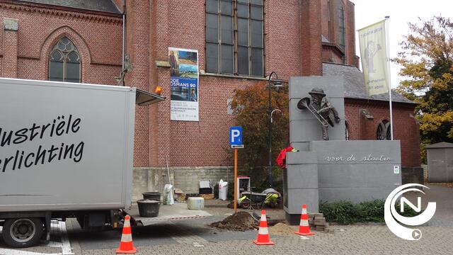 Standbeeld De Stoeter krijgt verlichting en bloembak-zitbank