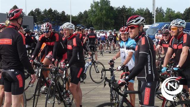 Massa fietsers rijden Henco Classic voor Olivia Hendrickx Research Fund - (1)  (vertrek HD-video)