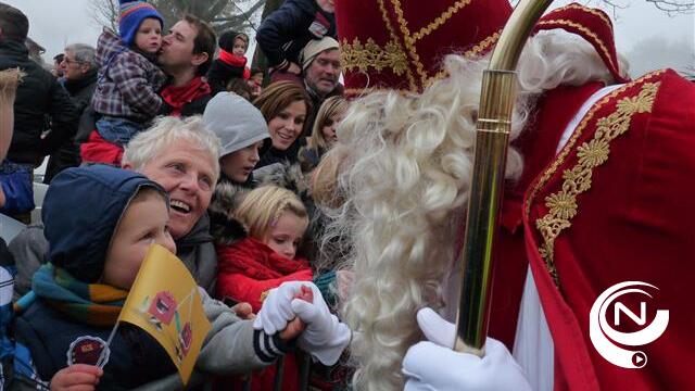 Sinterklaas en Zwarte Pieten trotseren dichte mist,  meren aan in jachthaven Herentals