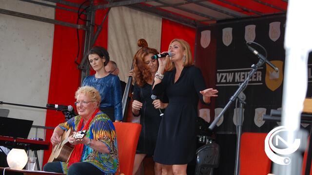 Nijghse vrouwen brengen Boudewijn de Groot en Rob de Nijs naar Olens dorpsplein 