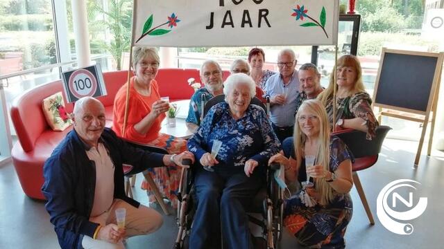 Eeuweling Emma Pulmans in de bloemetjes in WZC Sint-Anna