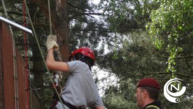 Paracommando's openen toeristisch seizoen aan Toeristentoren 