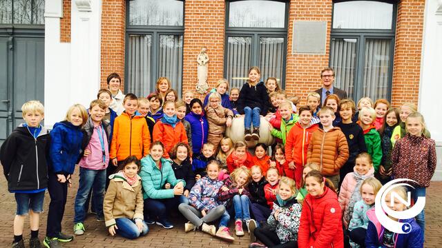 Leerlingen De Parel Lichtaart bezoeken gemeentehuis Kasterlee 