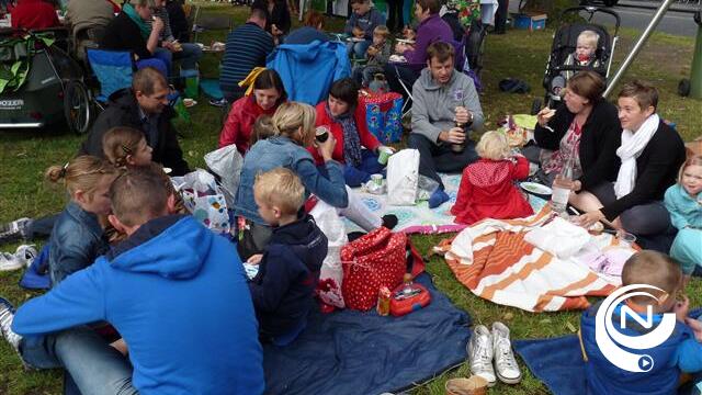 Zomerzon en Keizer Karel verwennen Olenaars met (h)eerlijk ontbijt 