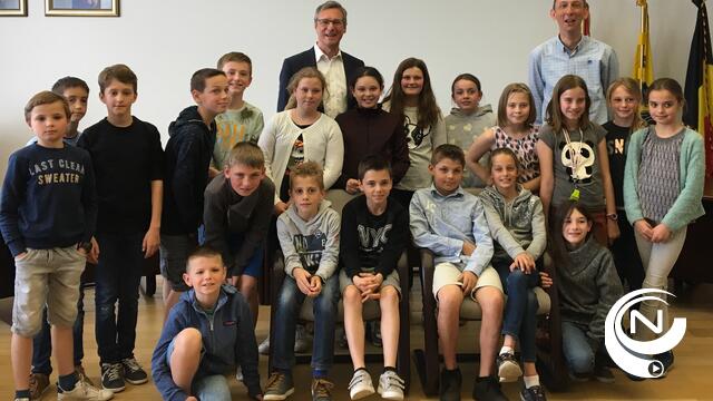 Leerlingen De Pagadder rondgeleid in gemeentehuis