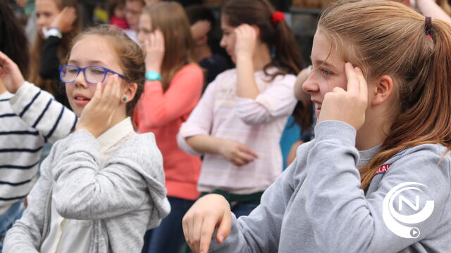 Leuke, spontane flashmob van 'De Kriebel' op vrijdagse markt Herentals