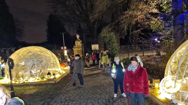 Lichtende figuren geven succesvolle winterse sfeerwandeling met eigen bubbel extra kerstdimensie