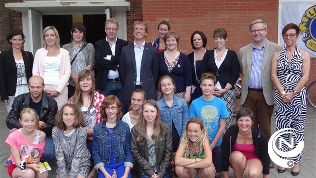 Maxine Tambuyser (persprijs) en Gitte Aerts winnen tekenwedstrijd Vredesposter Lakenpoortse