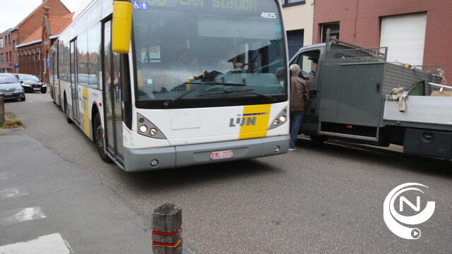 Prangende verkeerssituatie met bussen De Lijn Schoolstraat 