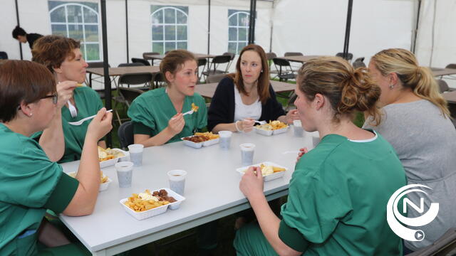 Dokters en personeel AZ Herentals smullen van jaarlijkse Frieten in 't Park 