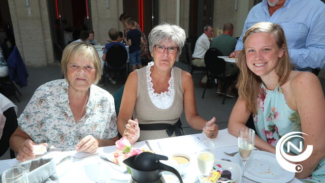 Liberale vrouwen ontbijten in Karmel 
