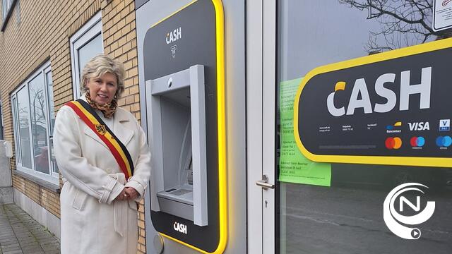 Burgemeester laakdal aan cashpunt