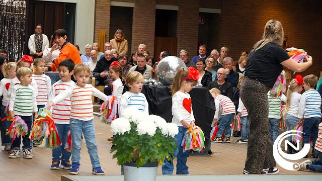 BS De Leertuin :  fijn grootoudersfeest in kerk St.-Jan Molekens met daverend applaus 