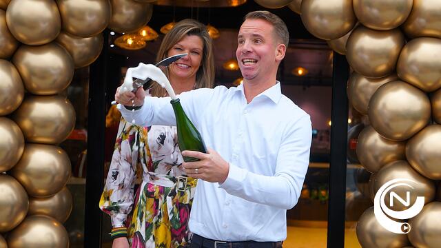 Cedric besabelt een fles champagne met succes