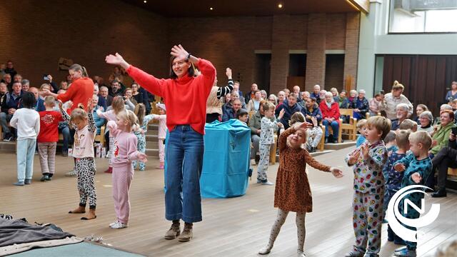 BS De Leertuin sprankelend Grootoudersfeest :  'Luid applaus in bomvolle kerk Sint-Jan, schoolthema 'Geluksvogels'' - extra foto's vid