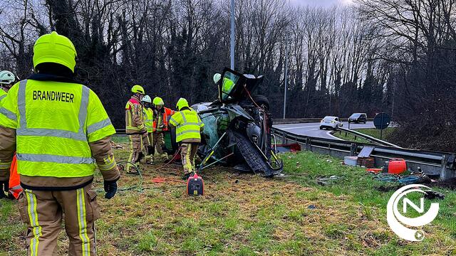 E313 : wagen over de kop aan afrit Herentals-Oost/Olen - 2 inzittenden zwaargewond - extra foto's