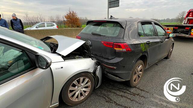 E313 - ongevallenregen aan Herentals-Oost Olen : 2 kettingbotsingen, 7 voertuigen, 3 gewonden - extra foto's