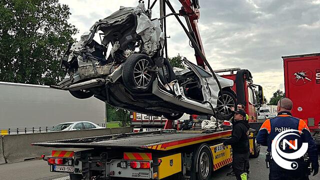 E313 : drie doden bij dramatisch ongeval ter hoogte Herentals-Oost  - personenwagen met 3 inzittenden geplet tussen 2 vrachtwagens - extra foto's