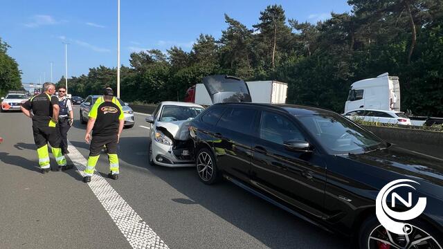 E313 : 2 gewonden bij kop-staart aanrijding ter hoogte van Olen
