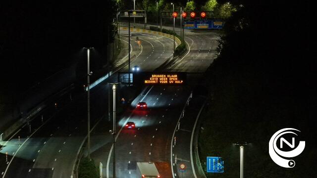 E313 opnieuw open na indrukwekkende operatie voor inrijden snelwegbruggen in Deurne - vid timelaps