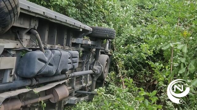 E313 : bestelwagen bouwfirma met 4 ton materiaal rijdt in gracht, geen gewonden