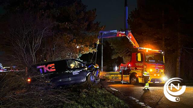 E313 : autobestuurder onder invloed tuimelt met bestelwagen in gracht naast oprit Herentals Industrie  - 1 gewonde  - extra foto's