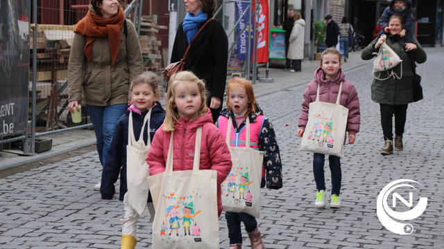 Nieuwjaarzangertjes zingen met talent : 'Gelukkig NieuwSjaar 2024!' - extra foto's en 'zingende' vid 