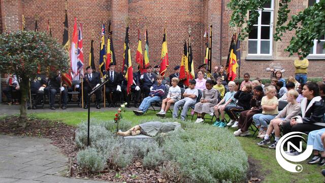 Pakkende herdenking Bevrijding Herentals WOII in Besloten Hof  : leerlingen (W)Onderwijs kOsh verzorgen monument - extra foto's & vid