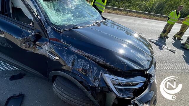 E313 : wagen over de kop in Grobbendonk,  2 gewonden naar ziekenhuis