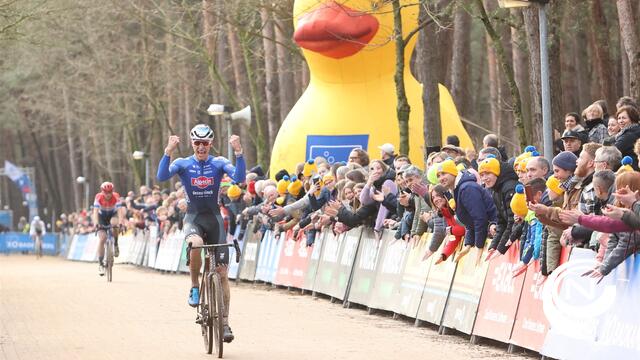 Niels Vandeputte doet Joris Nieuwenhuis de baard af in Krawatencross Lille - extra foto's 