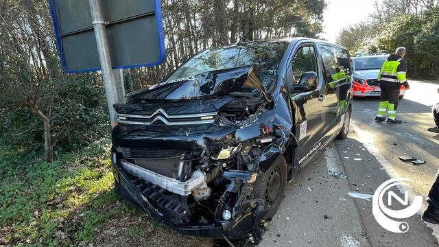 Ongeval met 2 wagens op Herentalseweg Herenthout : bestelwagen botst tegen stilstaande auto die onder vrachtwagen schuift - extra foto's