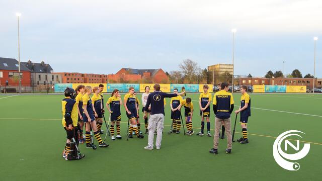  Nieuw kunstgrashockeyveld Yellow Sticks officieel geopend