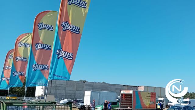 Foodsavers Kempen en Sjans kringloopwinkel verzamelen voeding en herbruikbare spullen op camping Boneyard / Graspop Metal Meeting