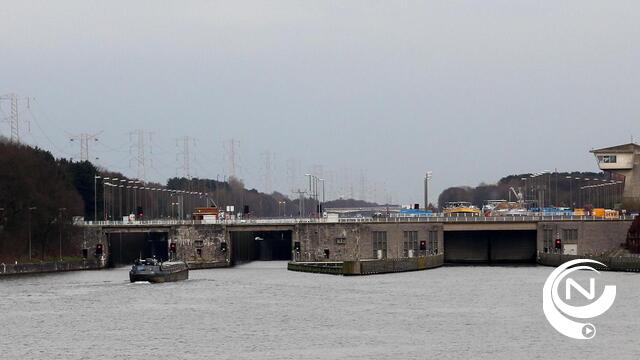 Milieuvervuiling Albertkanaal aan sluizen Olen : olietanker lekt 10.000 L mazout - UPDATE scheepvaart hervat