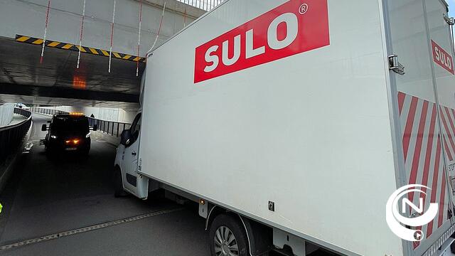 Vrachtwagen botst met z'n dak tegen brug van tunnel aan Vossenberg