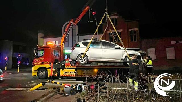 Personenwagen knalt tegen verkeerslicht in Olen-Centrum : 1 gewonde (63)  - extra foto's