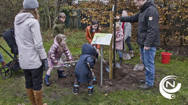 Kinderburgemeesters planten geboorteboom aan Hildering
