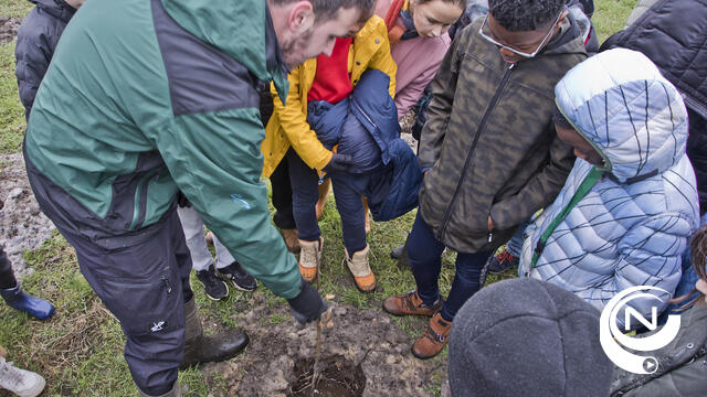 Schoolkinderen planten bomen in Proostenbos