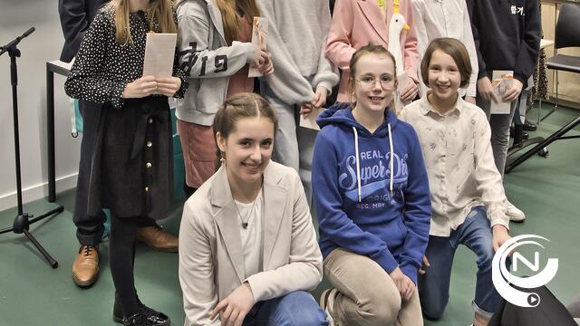 Nora Van de Poel, Renée Schurgers en Sari Moons uitmuntende 'Laureaten Junior Journalist Neteland'  van Davidsfonds