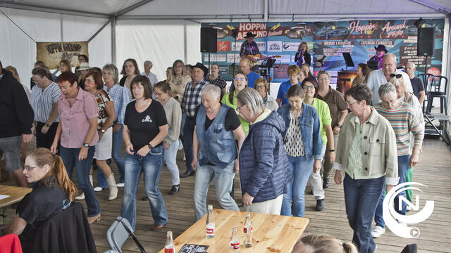 10e Hoppin' Around Retro opent sterk met volle linedance tent - extra foto's