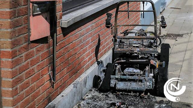 Scootmobiel Jean-Pierre Dierckx uitgebrand in Nieuwstraat - foto's vid