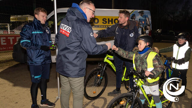 SKS Herentals deelt fietslichtjes en fluohesjes uit aan leden