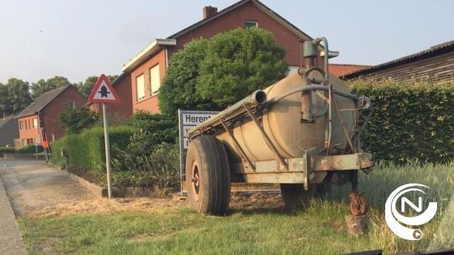 CD&V-beerton geparkeerd voor N-VA-spandoek : relletje in het 'campagnedebat'